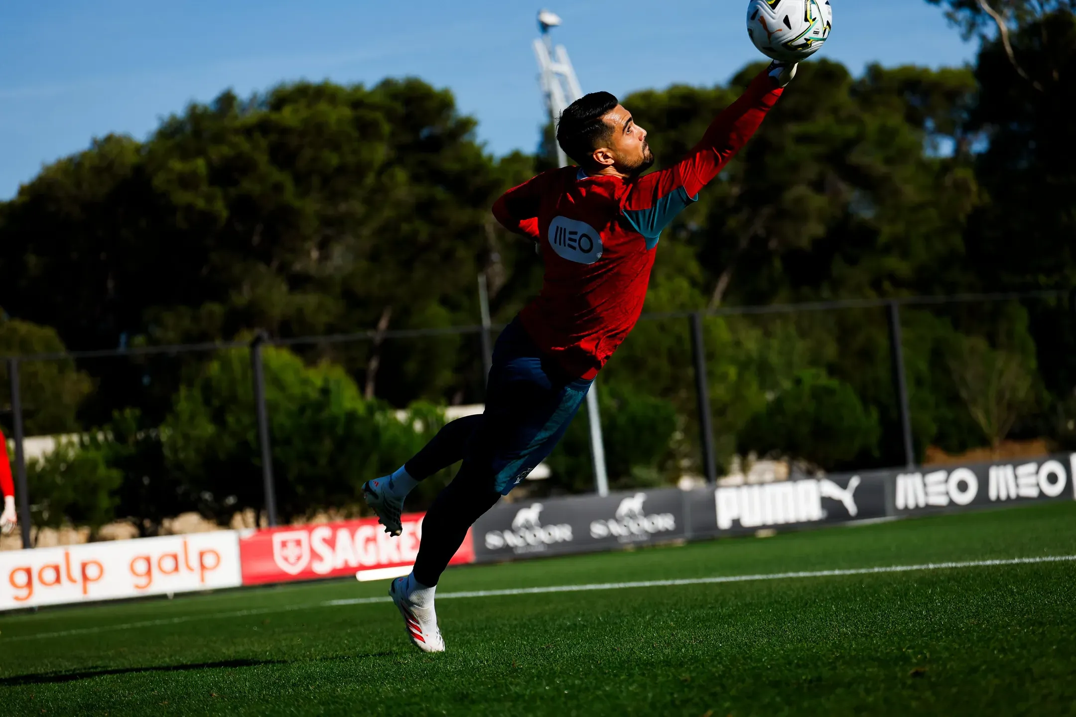 O momento da homenagem a Diogo Costa